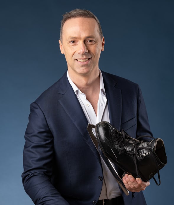 Maxime Combes, fondateur de Stagemotion, tenant ses patins